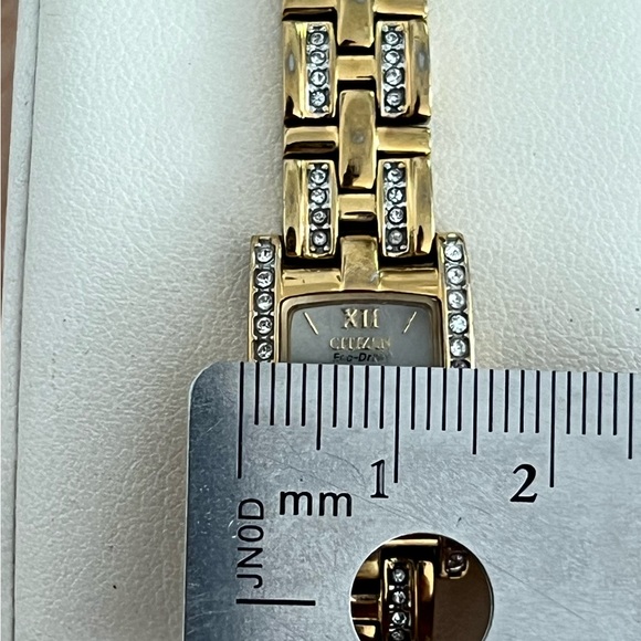 Citizen Eco-Drive Ladies Watch Crystals Pearl Dial Gold Tone Bracelet Solar - Picture 12 of 12